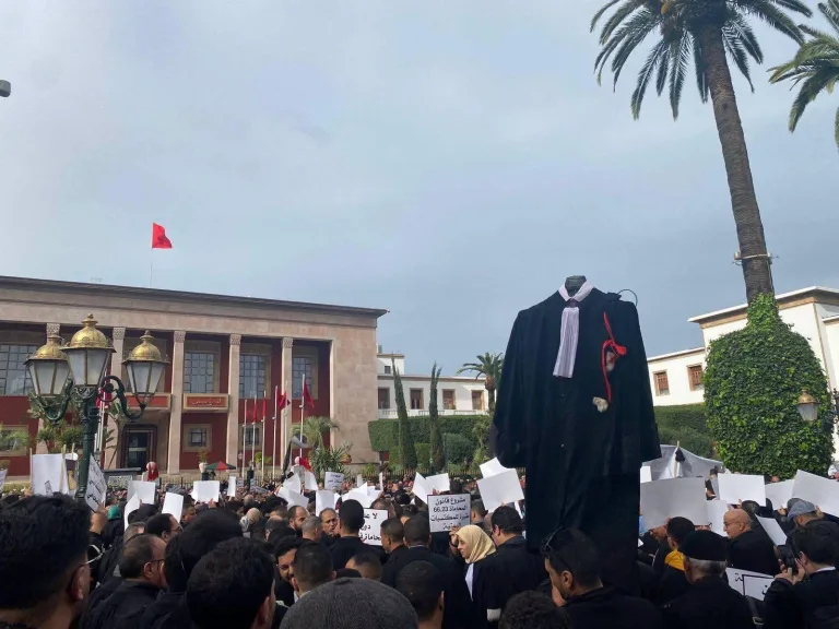 المحامون يقررون تمديد الإضراب.. وبنجلون يكشف سيناريوهات رد المحكمة الدستورية