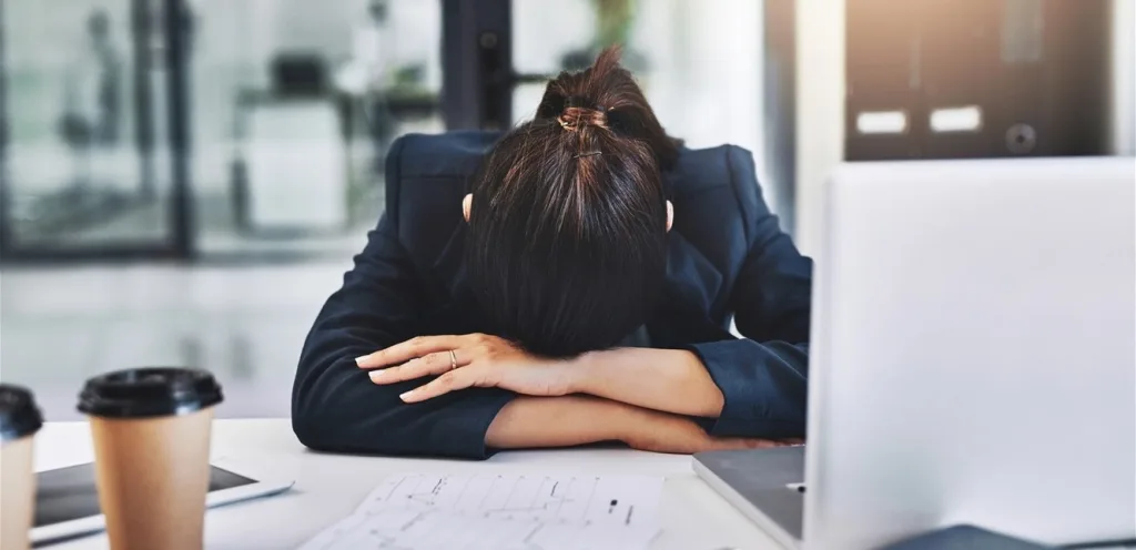 هل يكفي النوم أثناء العمل للطرد؟.. محام يفسر اجتهاد محكمة النقض المغربية