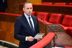 “طردهم التهراوي بسبب المستوى الدراسي”.. أعوان الحراسة ينذرون بالاعتصام