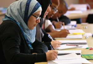 إسبانيا: تطرف “فوكس” يحرم أطفال مغاربة بأراغون من دروس اللغة والثقافة المغربية