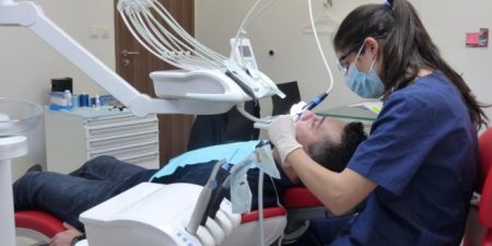 طلبة طب الأسنان بالدار البيضاء يعلنون مقاطعة شاملة للتداريب الاستشفائية