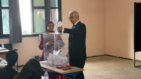 بين السماح والمنع.. تفاوتات في تغطية الإدلاء بأصوات قادة الأحزاب بمختلف جهات المملكة