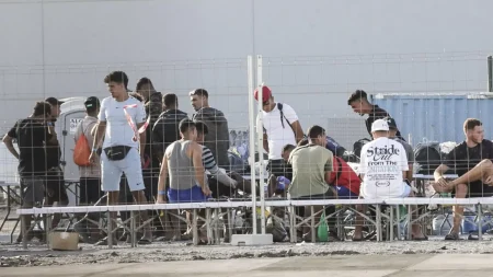 إخلاء شاطئ سبتة يدفع 400 مهاجر للعودة إلى المغرب