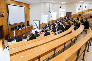 بعد احتجاجات الطلبة الموظفين.. كلية بالرباط تخفض رسوم الدكتوراه إلى 10 آلاف درهم سنويا