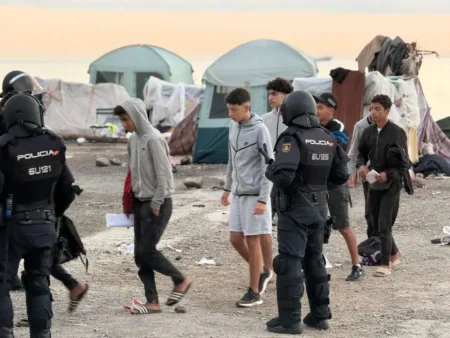 قبل زيارة الملك.. الشرطة الإسبانية تخلي آخر تجمع للمهاجرين في سبتة