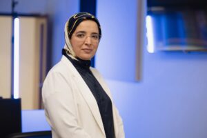 لبنى بنعبو.. مهندسة مغربية تقود ثورة الذكاء الاصطناعي في سلاسل الإمداد بجامعة كيبيك وتُتوَّج بدائرة التميّز