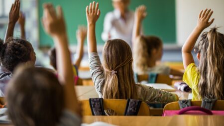 رغم علمه بقرار هدمها.. مدير مؤسسة تعليمية خاصة بدار بوعزة يتسلم رسوم تسجيل التلاميذ