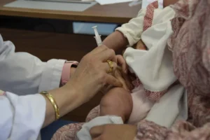 وزارة الصحة تطمئن الأسر بشأن توفر اللقاحات وتدعو إلى استكمال تلقيح الأطفال
